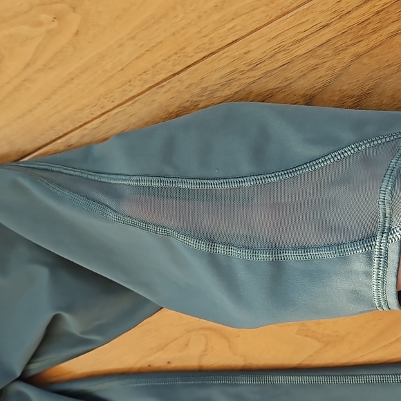 Lululemon Train Times Crop (17"), Size 6 - Picture 2 of 12